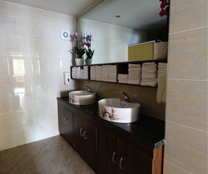 فندق فئة نجمة واحدة The Nags Head