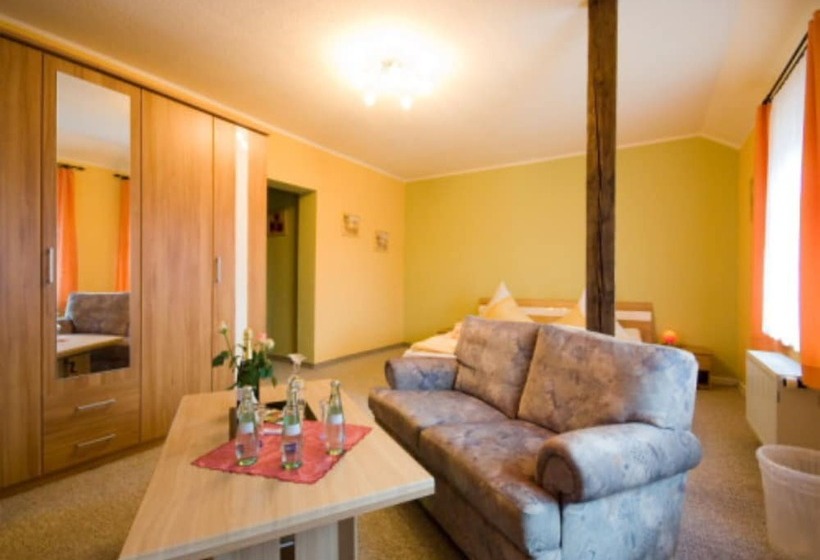 בית מלון כפרי Zum Hirsch