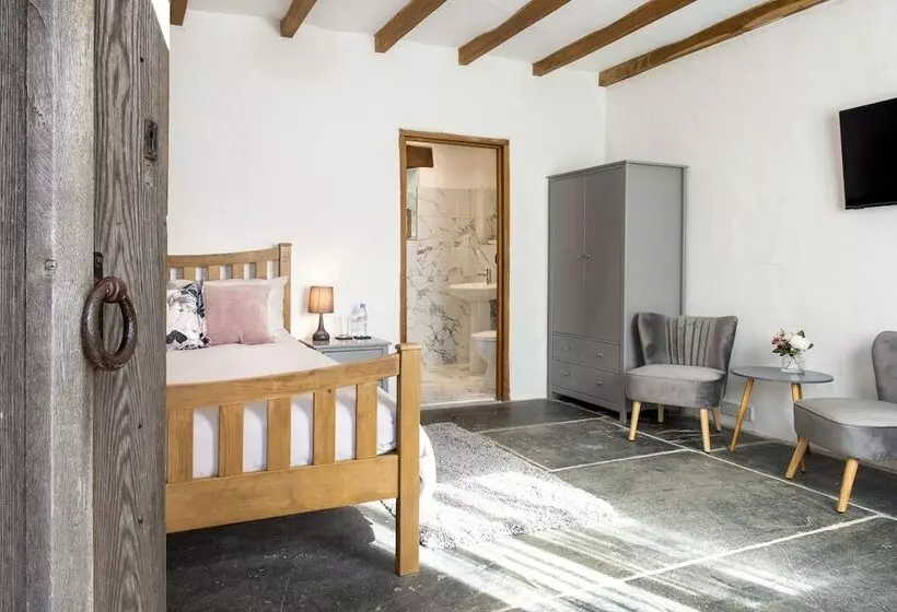 Majatalo Coombe Farm