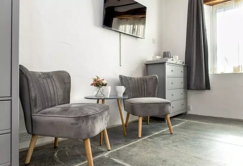 Majatalo Coombe Farm