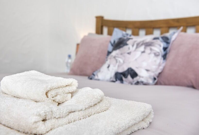 بنسيون Coombe Farm