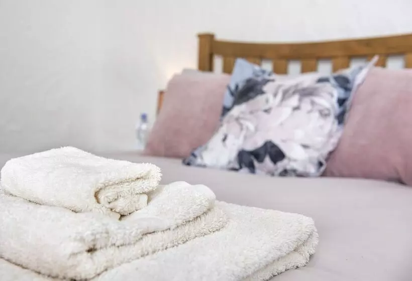 Majatalo Coombe Farm