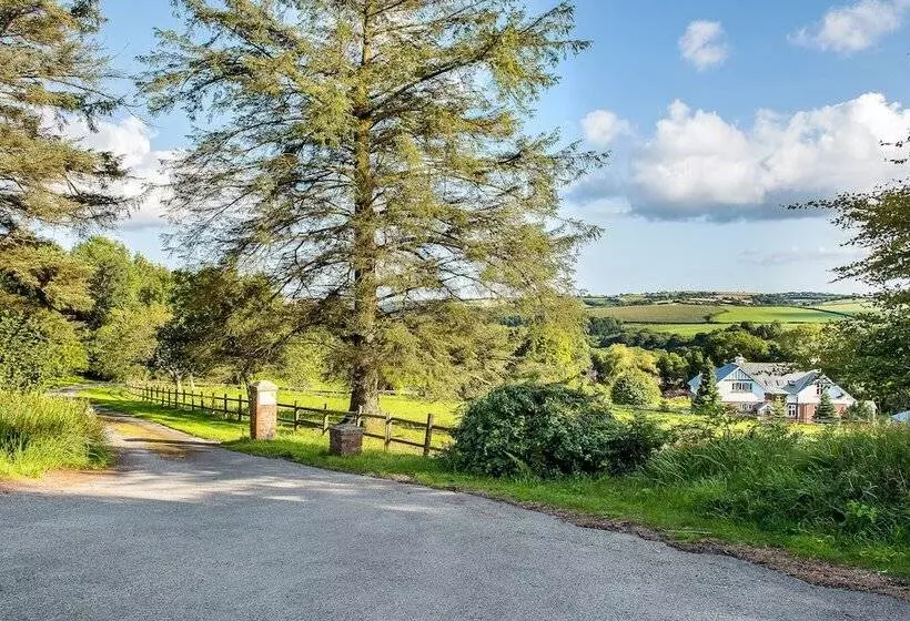 Majatalo Coombe Farm