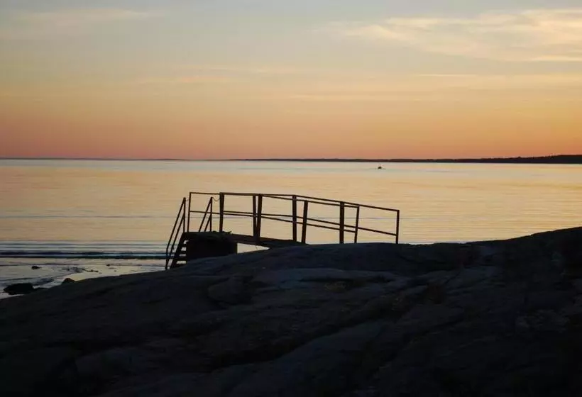 Vallersviks Vandrarhem änggården
