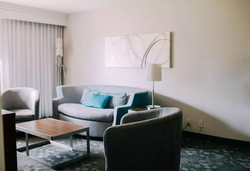 فندق Courtyard By Marriott Gulfport Beachfront