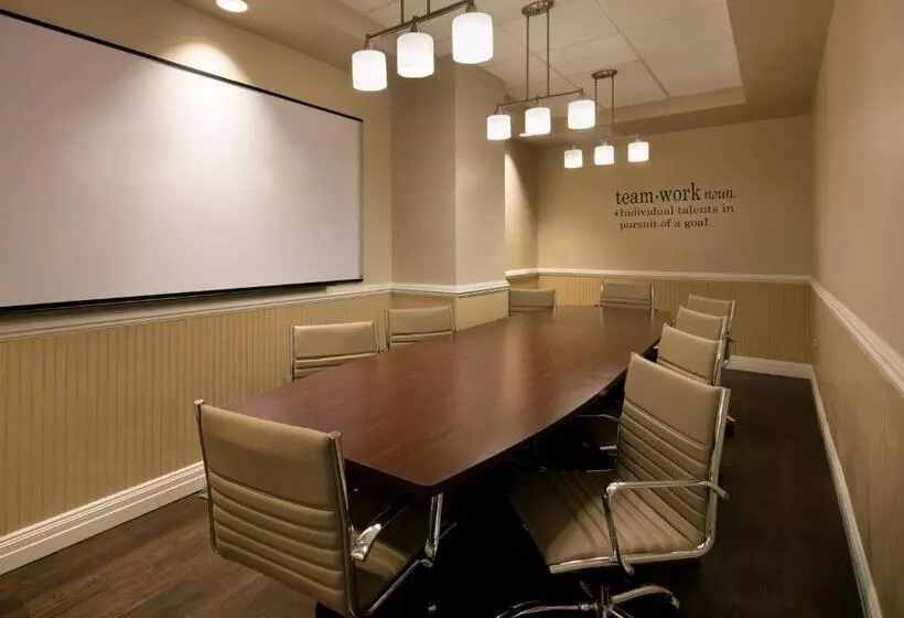 فندق Cirque St. Armands Beachside