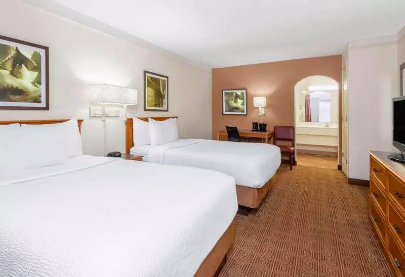 בית מלון כפרי La Quinta East Deerfield Beach   Boca Raton