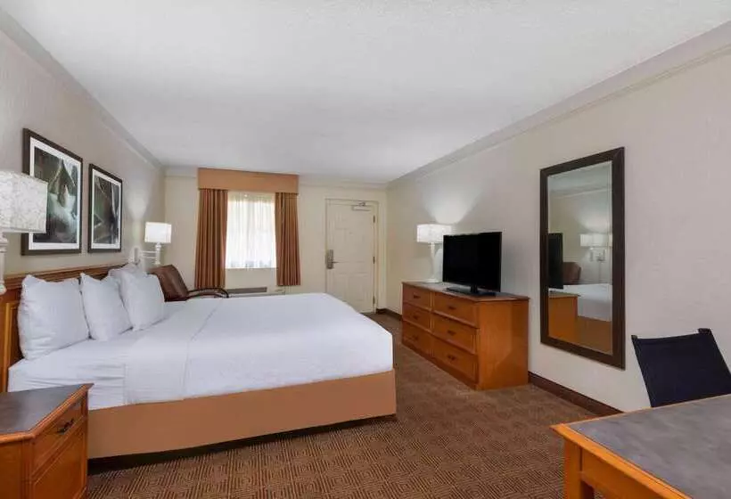 בית מלון כפרי La Quinta East Deerfield Beach   Boca Raton