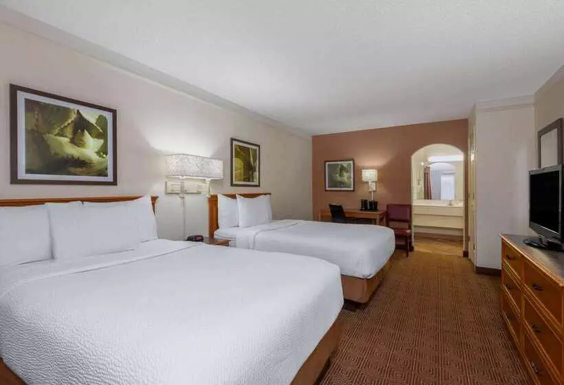 בית מלון כפרי La Quinta East Deerfield Beach   Boca Raton