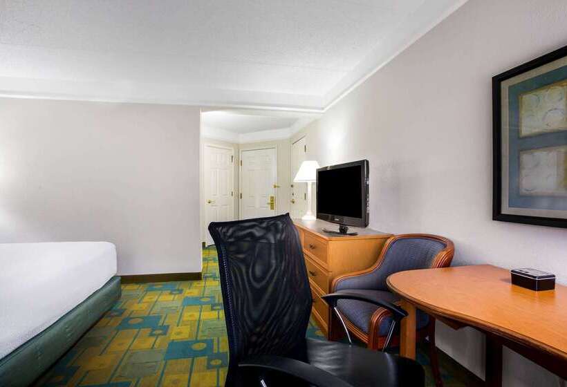 هتل La Quinta By Wyndham Austin Southwest