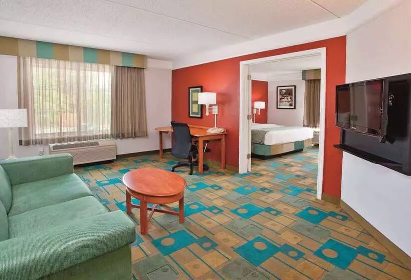 هتل La Quinta By Wyndham Winston Salem