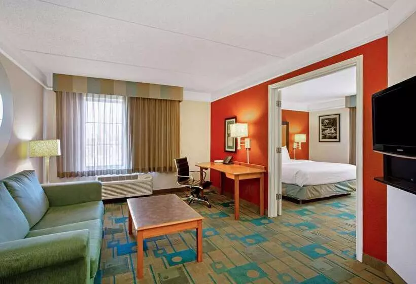 هتل La Quinta By Wyndham Winston Salem