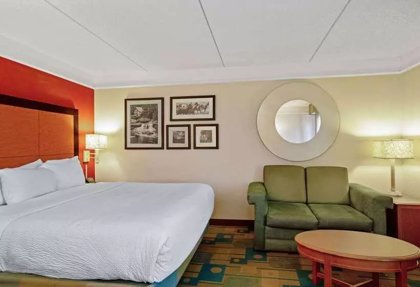 هتل La Quinta By Wyndham Winston Salem