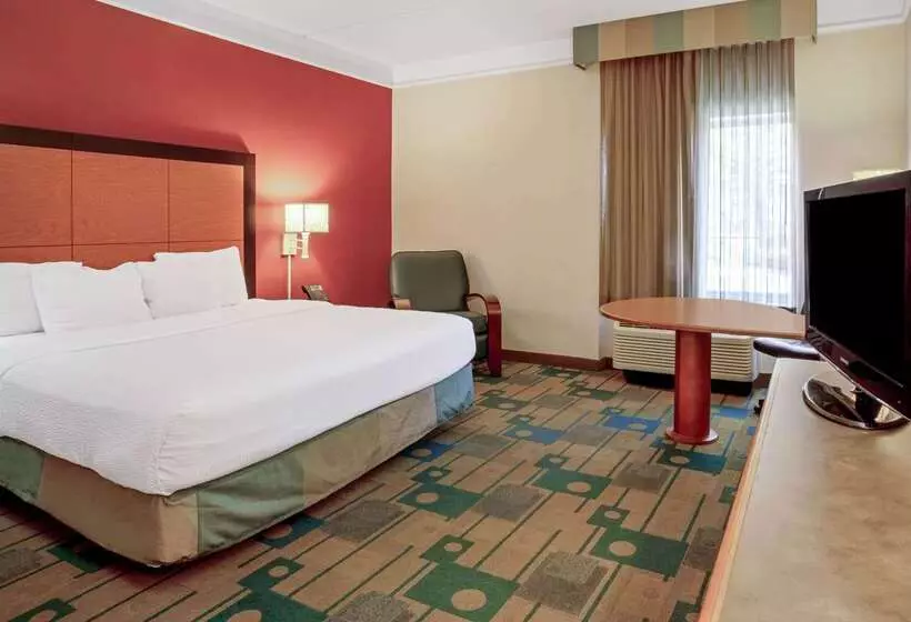 هتل La Quinta By Wyndham Winston Salem