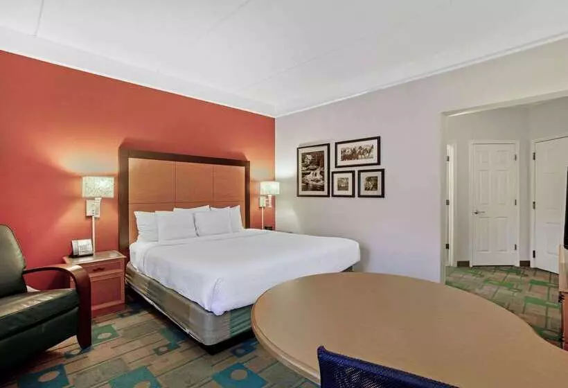 هتل La Quinta By Wyndham Winston Salem