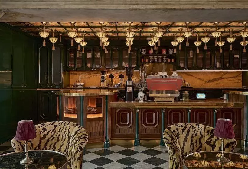 Lafayette Hotel & Club