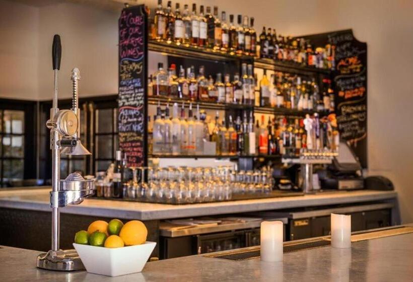 Lafayette Hotel & Club