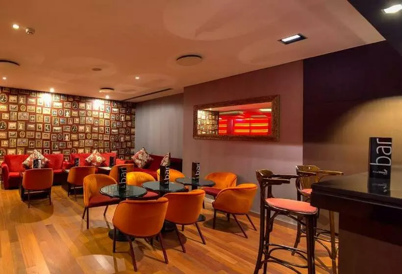 בית מלון כפרי The Views Monumental