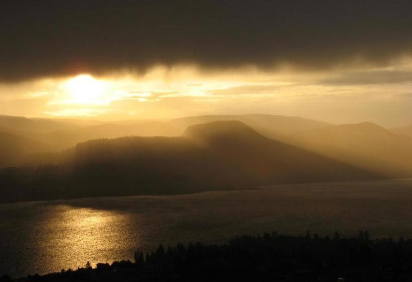 Above Naramata Bed & Breakfast