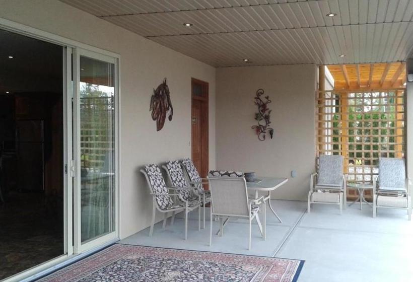 Above Naramata Bed & Breakfast