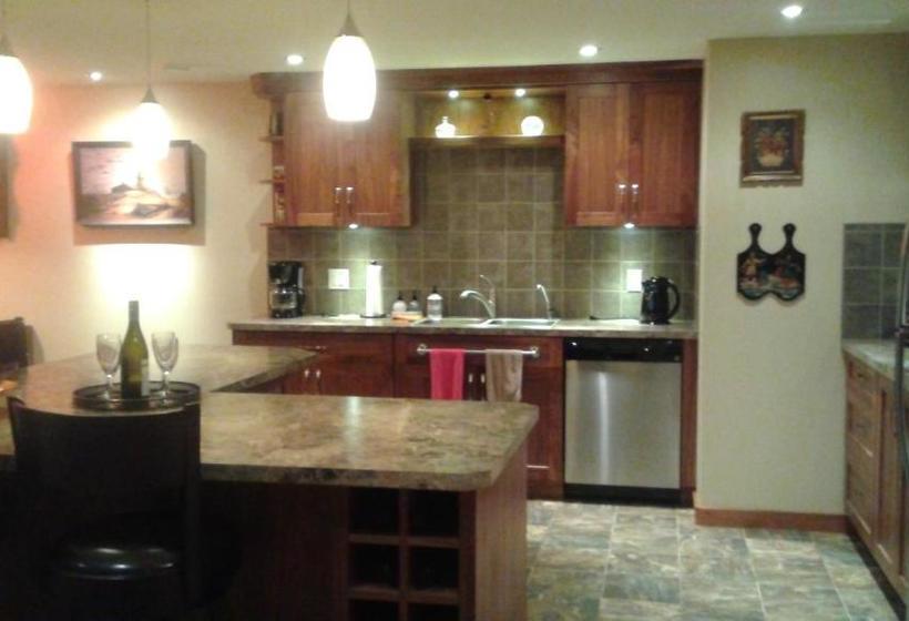 Above Naramata Bed & Breakfast