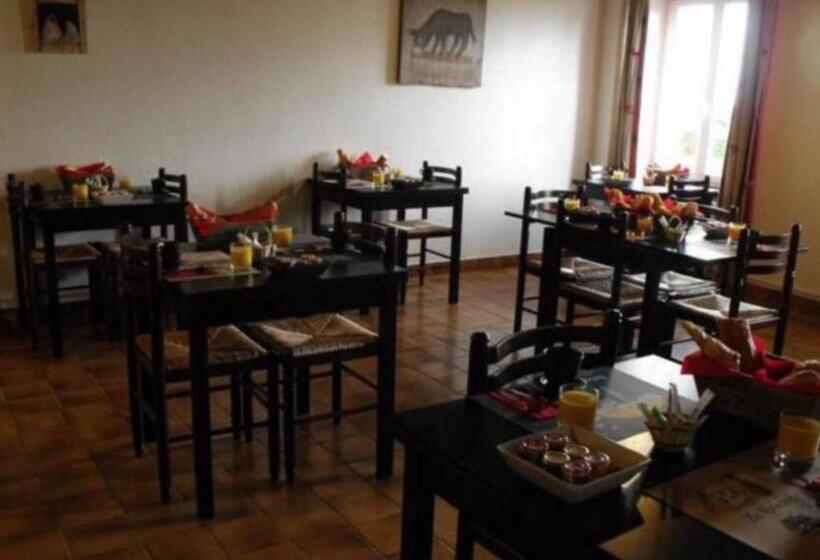 Отель La Roche Du Marais