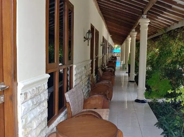 Aamiaismajoitus (B&B) Azana Green Resort Pracimantoro