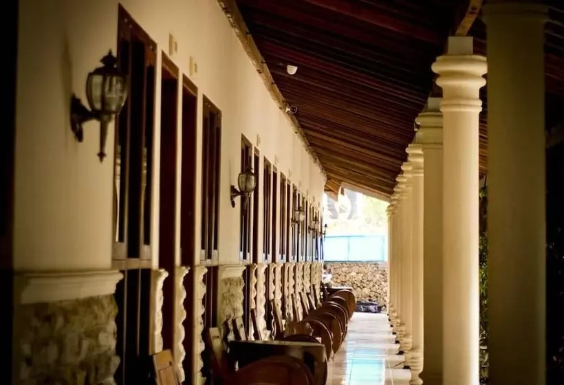 Aamiaismajoitus (B&B) Azana Green Resort Pracimantoro