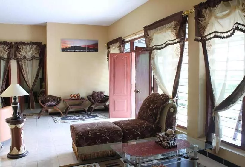 ベッドアンドブレックファースト Marry Ind Gunung Kawi Guest House Malang