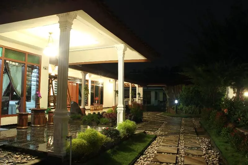 ベッドアンドブレックファースト Marry Ind Gunung Kawi Guest House Malang