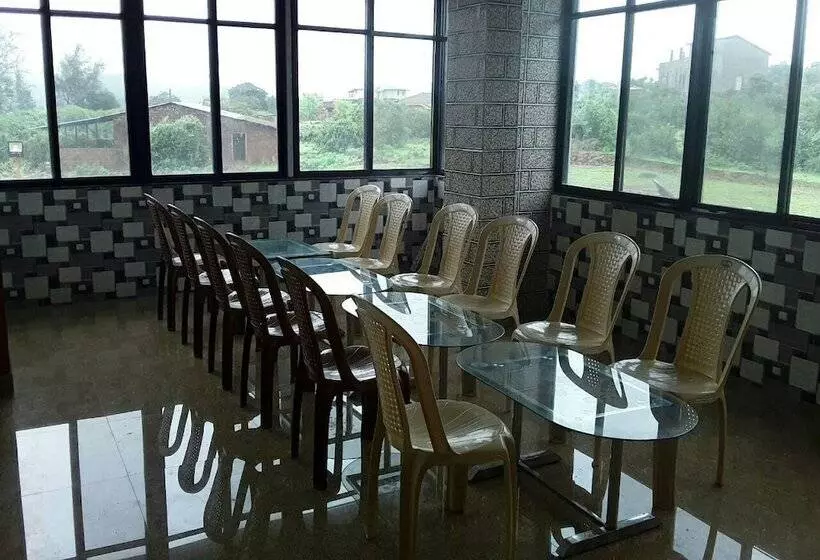 ホテル Atharv Resort