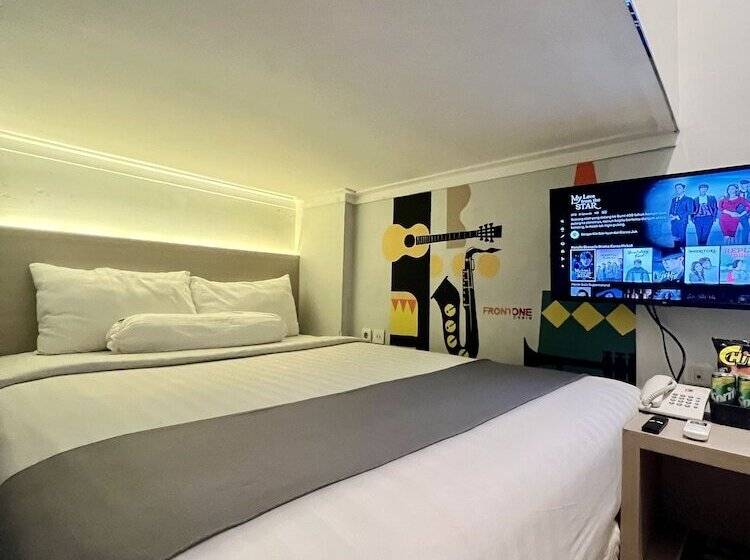 Hotel Front One Cabin Sunter