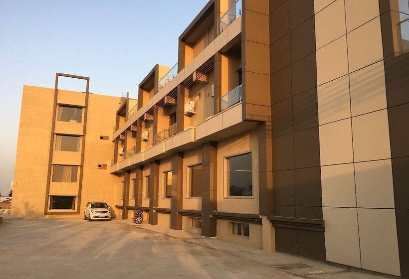 酒店 Ratan Royal Inn