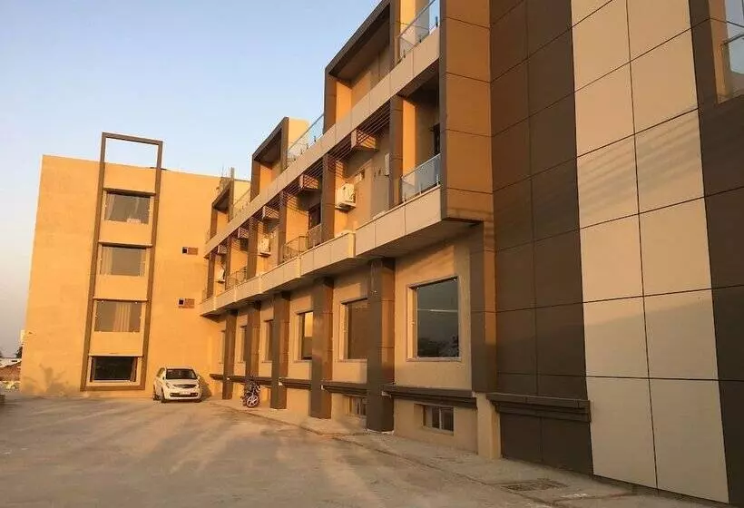 ホテル Ratan Royal Inn