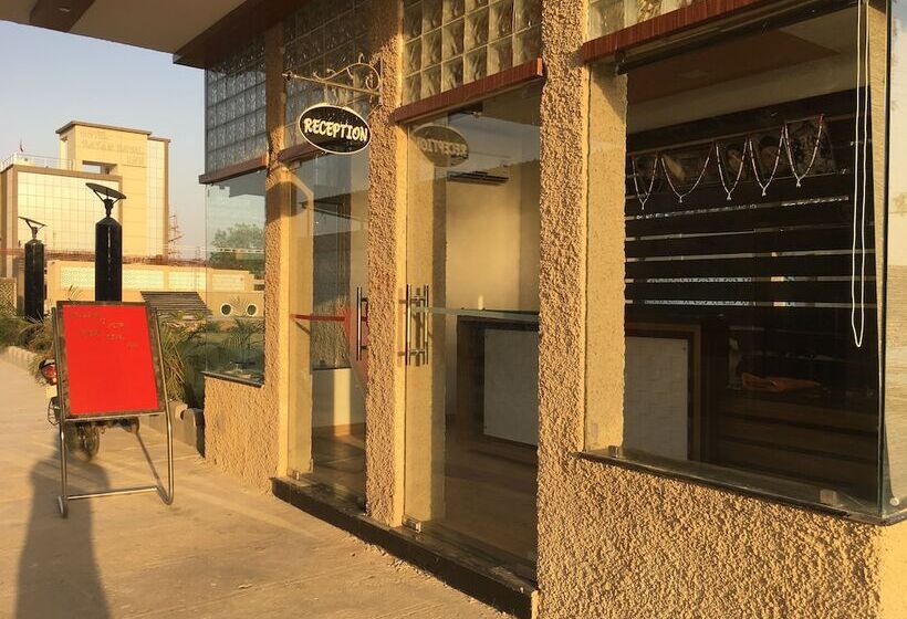 酒店 Ratan Royal Inn