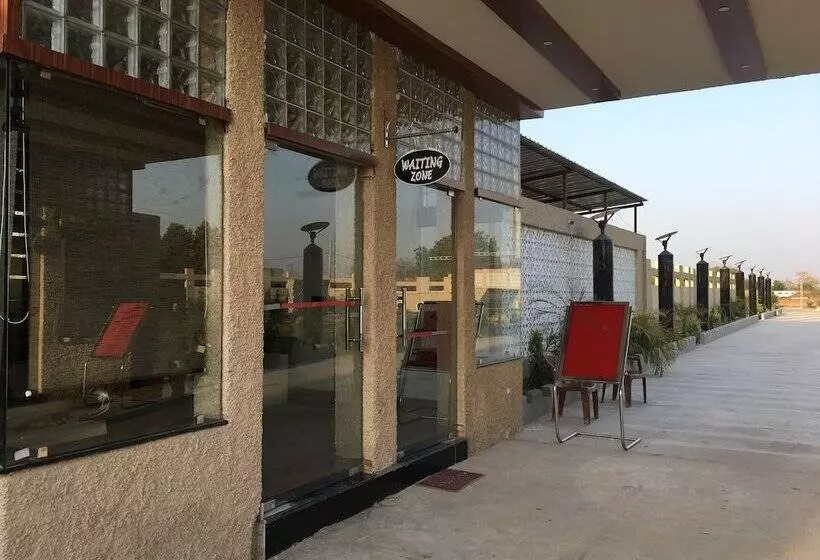 ホテル Ratan Royal Inn