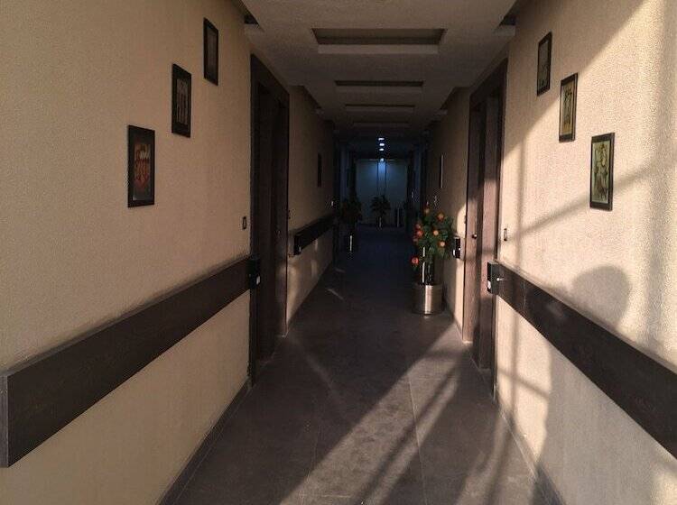 酒店 Ratan Royal Inn