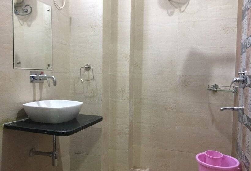 酒店 Ratan Royal Inn