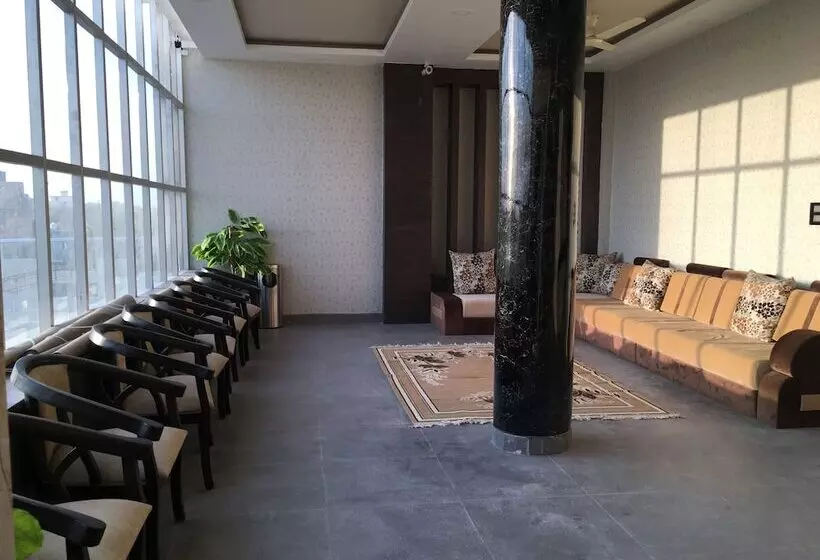 ホテル Ratan Royal Inn