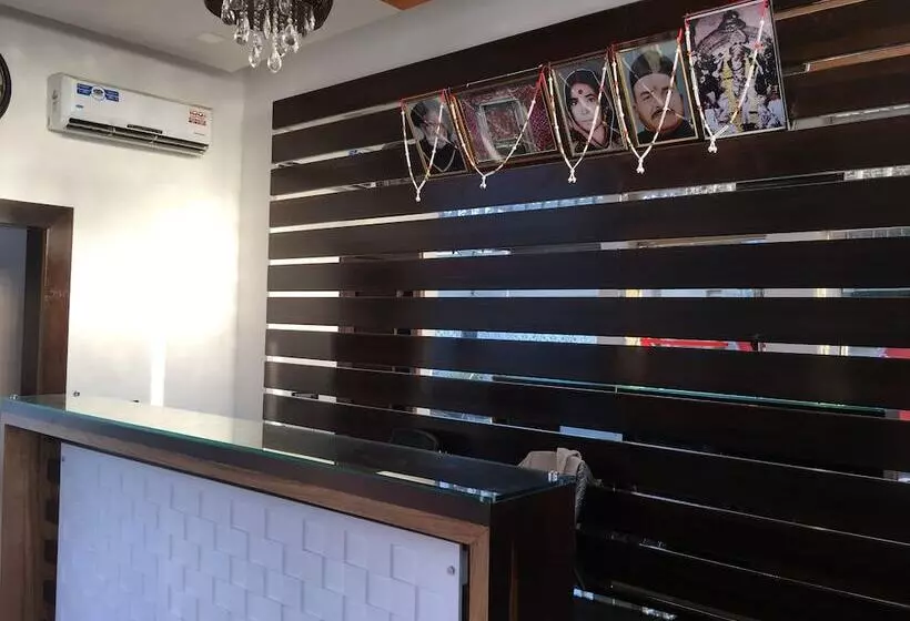 ホテル Ratan Royal Inn