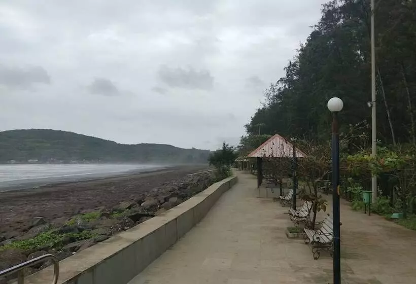 Hotelli Vinnca Woodvillas Beachfront Resort