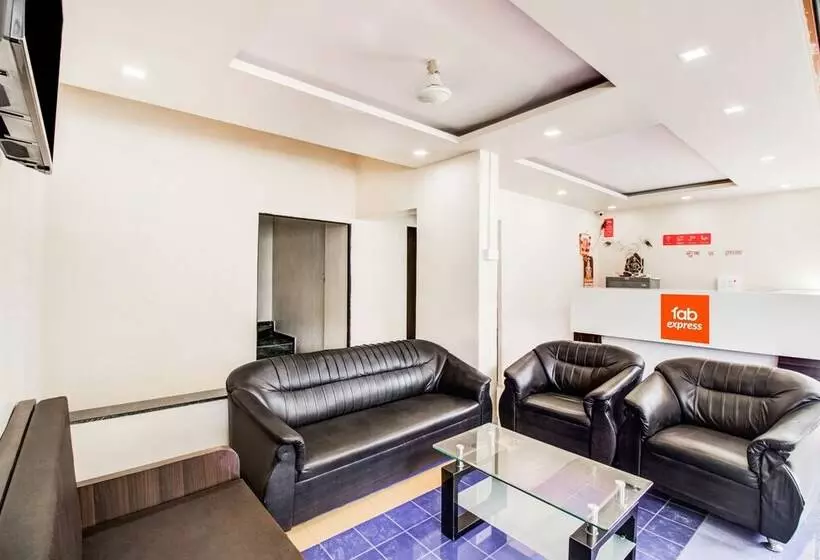 Fabhotel Royal Inn