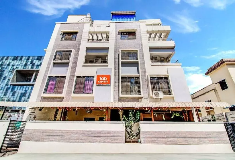 Fabhotel Royal Inn