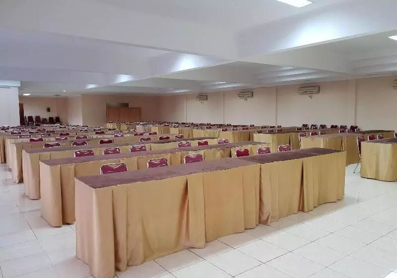 ホテル Cisarua Indah