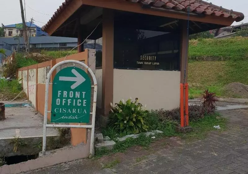 ホテル Cisarua Indah