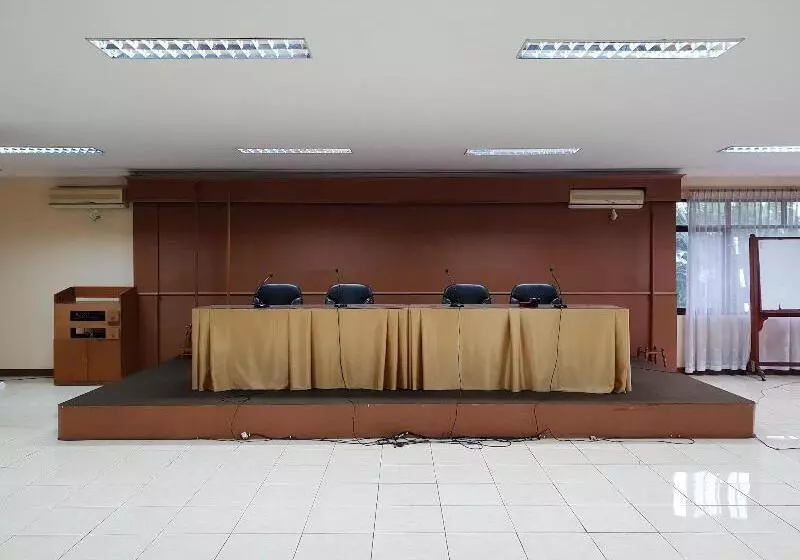 ホテル Cisarua Indah