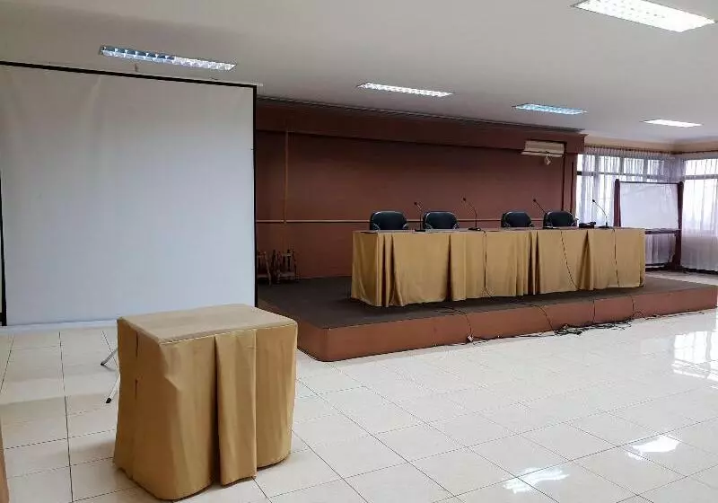 ホテル Cisarua Indah