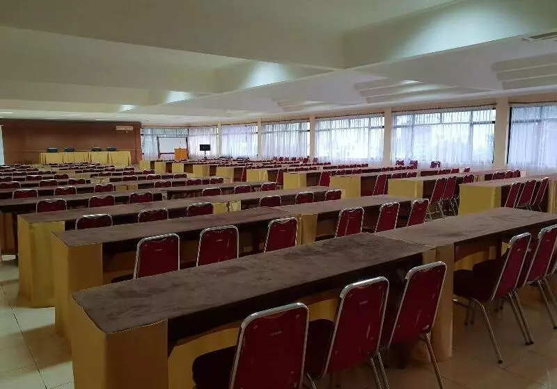 ホテル Cisarua Indah