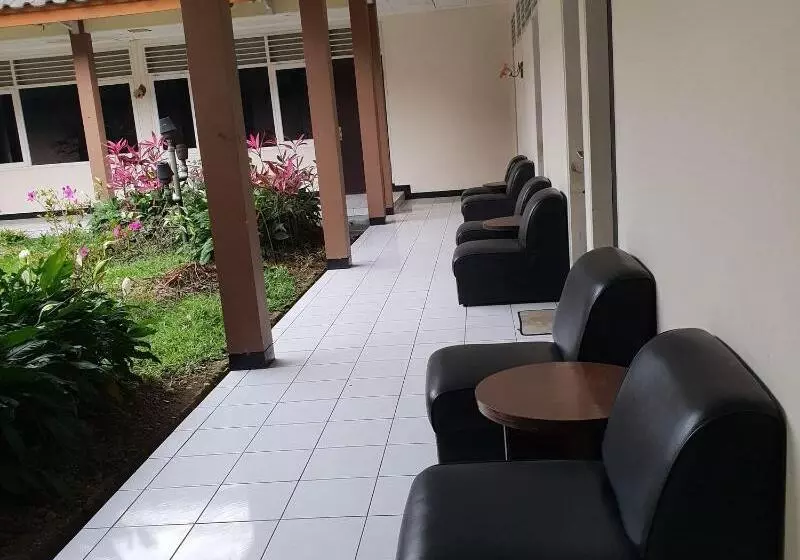 ホテル Cisarua Indah