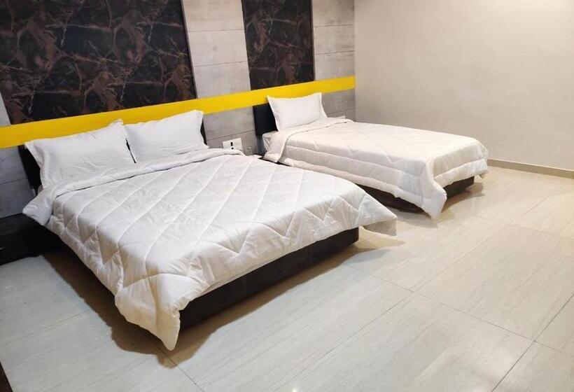 Szálloda The Grand Takshak